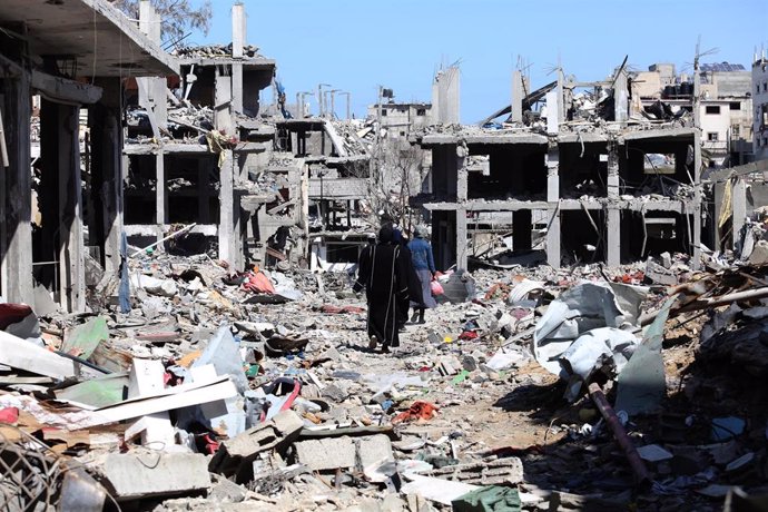 Archivo - Palestinos entre las ruinas de edificios destruidos por los bombardeos del Ejército de Israel contra la ciudad de Rafá, en el sur de la Franja de Gaza (archivo)