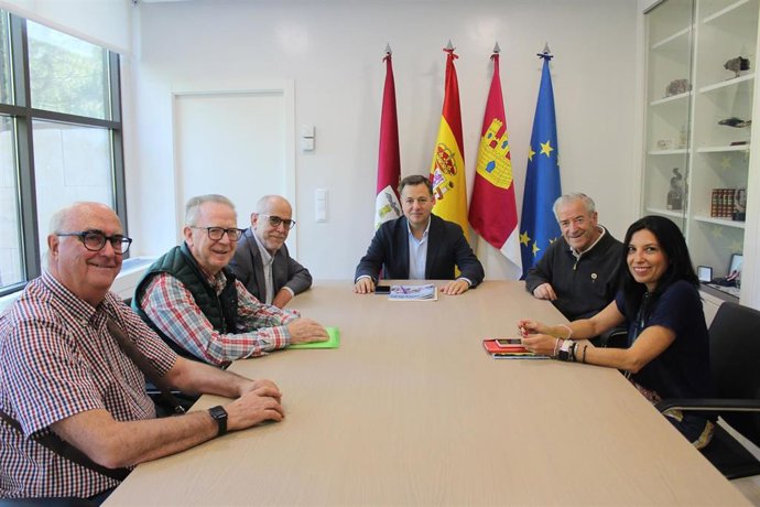 El alcalde de Albacete, Manuel Serrano, reunido con asociaciones de mayores de la ciudad.