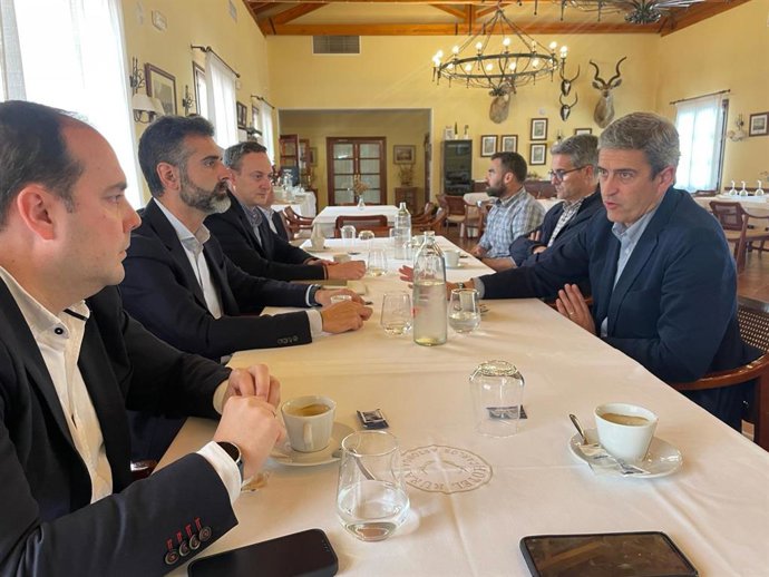 Reunión del consejero de Sostenibilidad, Medio Ambiente y Economía Azul, Ramón Fernández-Pacheco, y la Federación Andaluza de Caza.