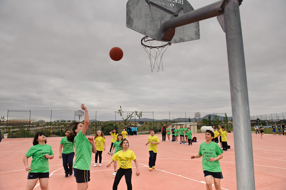 Archivo - Escolares de Mérida juegan al baloncesto.