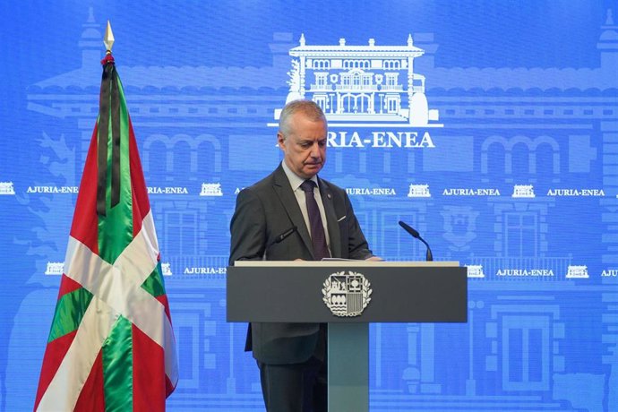 El lehendakari, Iñigo Urkullu, en su comparecencia ante los medios de comunicación para leer una declaración institucional con motivo del fallecimiento de Jose Antonio Ardanza