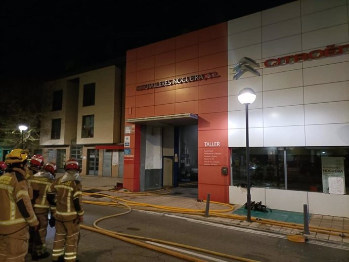 Los Bomberos de Valladolid intervienen en un incendio en Autotalleres Nogueira.