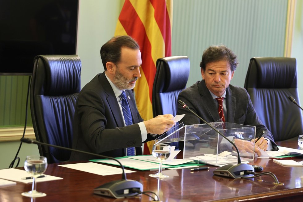 El presidente del Parlament, Gabriel Le Senne, lee una papeleta durante la constitución de la comisión de investigación por el caso Koldo.