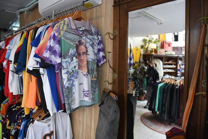 Archivo - Ropa y complementos de segunda mano 