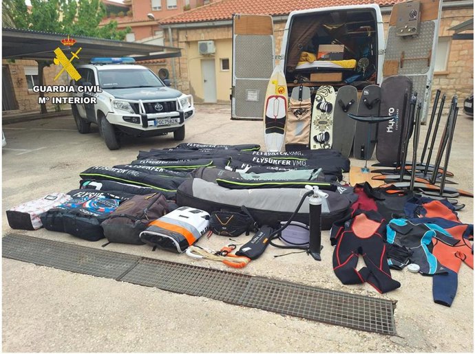 Material deportivo recuperado tras ser sustraído por un hombre de 35 años durante el Campeonato de Europa de Fórmula Kite celebrado Los Alcázares (Murcia)
