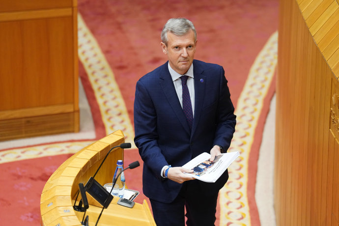 El presidente de la Xunta de Galicia, Alfonso Rueda, llega a su segundo debate de investidura, en el Parlamento gallego, a 9 de abril de 2024, en Santiago de Compostela, A Coruña, Galicia (España).