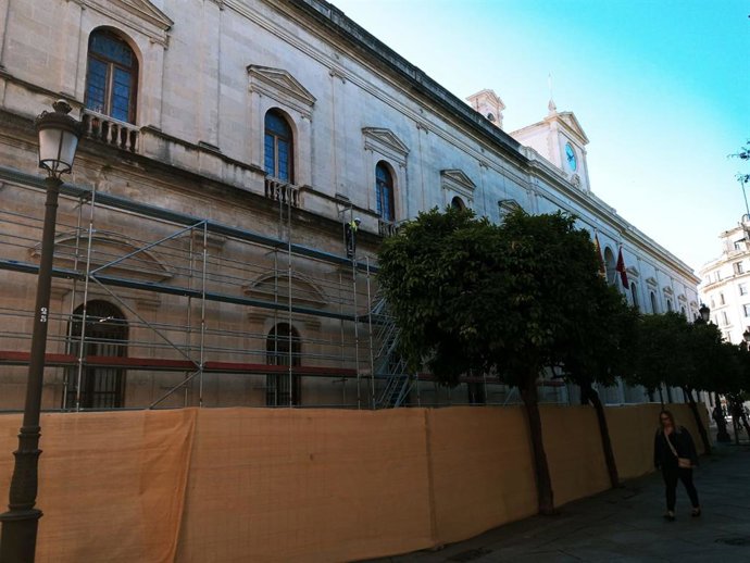 Labores de montaje de los andamios para la restauración de ese tramo de la fachada del Consistorio.