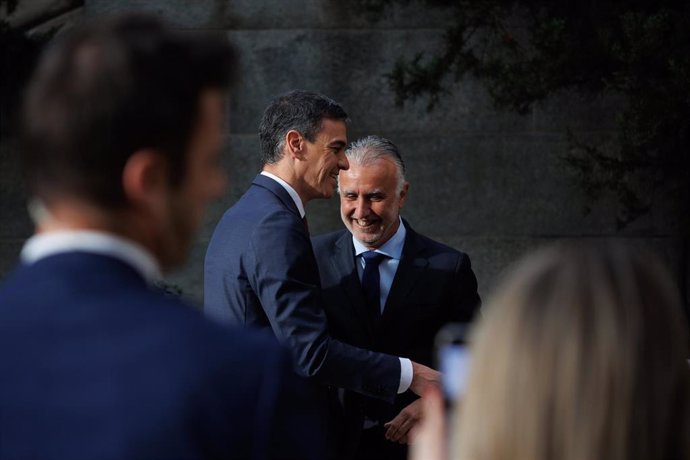 El presidente del Gobierno, Pedro Sánchez y el ministro de Política Territorial y Memoria Democrática, Ángel Víctor Torres.