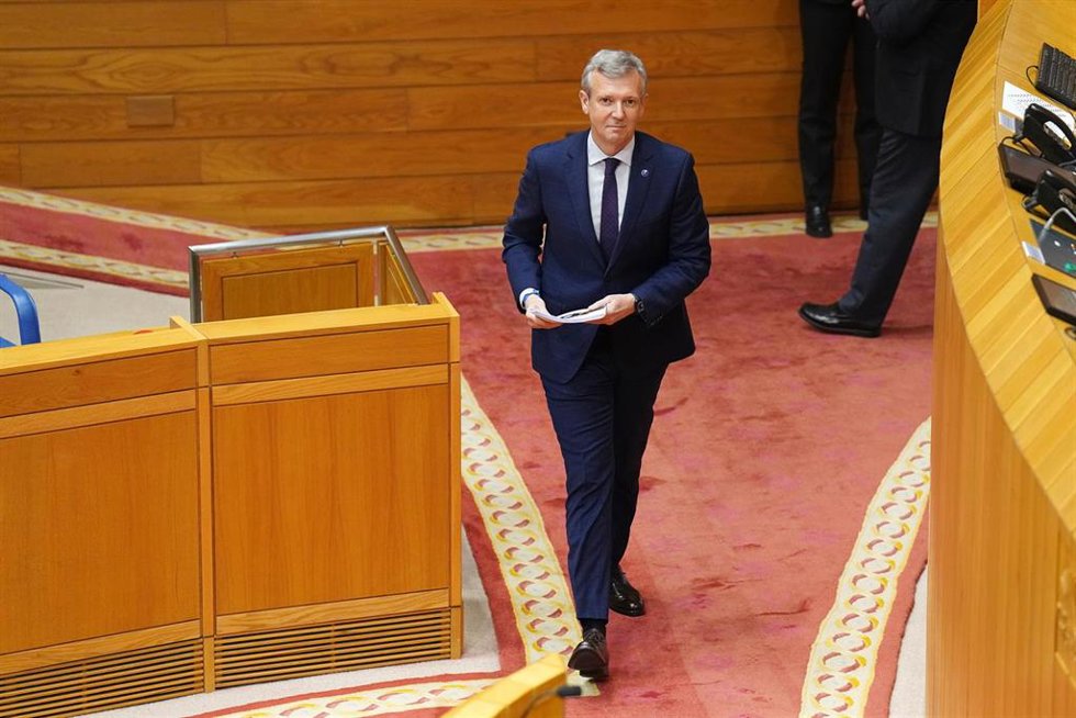 El presidente de la Xunta de Galicia, Alfonso Rueda, llega a su segundo debate de investidura, en el Parlamento gallego, a 9 de abril de 2024, en Santiago de Compostela, A Coruña, Galicia (España). Rueda será investido por segunda vez esta semana en el 