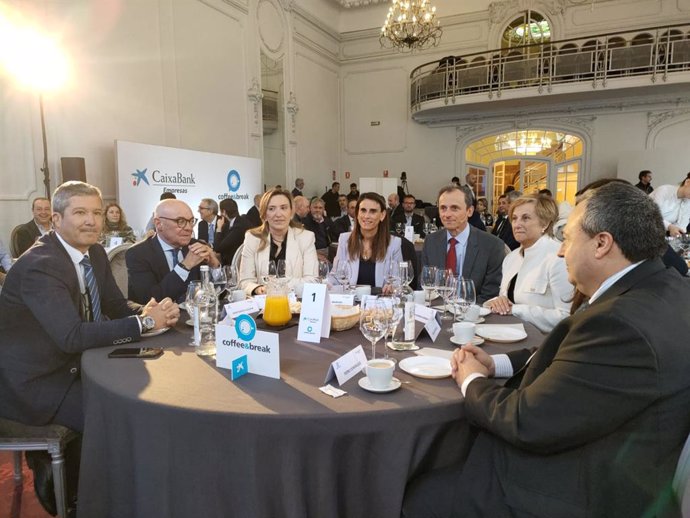 El presidente de Hispasat, Pedro Duque, en el centro, participa en una jornada de Caixabank en Logroño