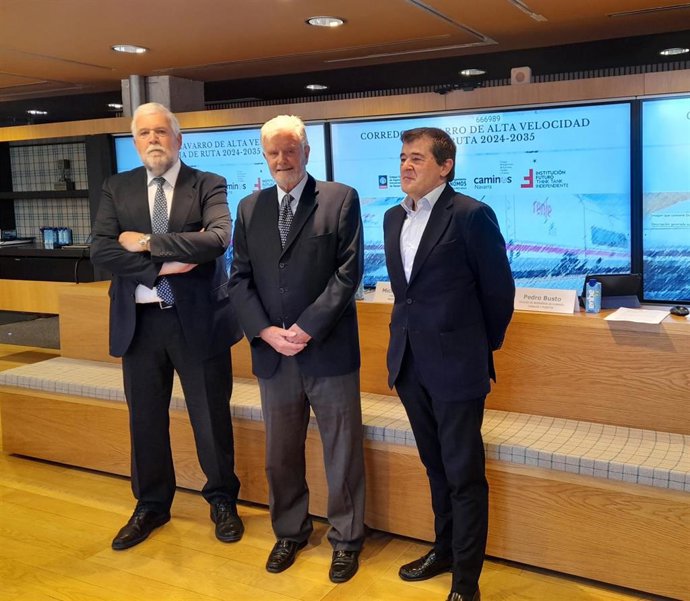 Michel Iturralde, del Colegio de Ingenieros Industriales, Pedro Busto, del Colegio de Ingenieros de Caminos, Canales y Puertos, y José María Aracama, presidente de la Institución Futuro