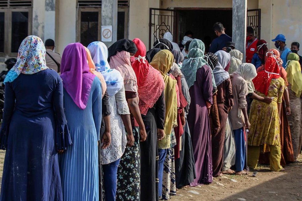 Archivo - Comprobaciones médicas a refugiados rohingyas en el exterior.