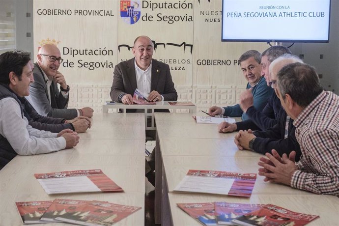 Encuentro del presidente de la Diputación, Miguel Ángel de Vicente, y varios diputados, con los representantes de las peñas segovianas.