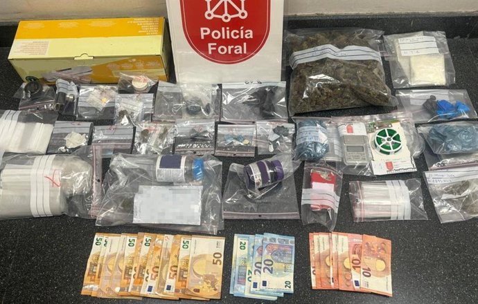 Drogas, efectos, dinero y evidencias incautadas.