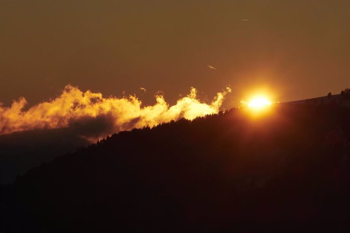Archivo - Puesta de sol en la estación de esquí Larra - Belagua, en el valle de Roncal.