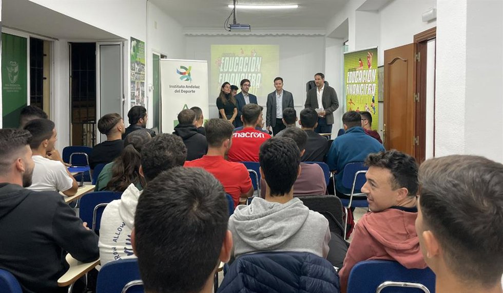 El Proyecto Edufinet acerca la educación financiera a unas 350 personas del mundo del deporte junto con la APDM.