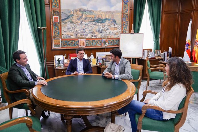 El presidente de la Diputación de Almería se reúne con el alcalde de Mojácar.