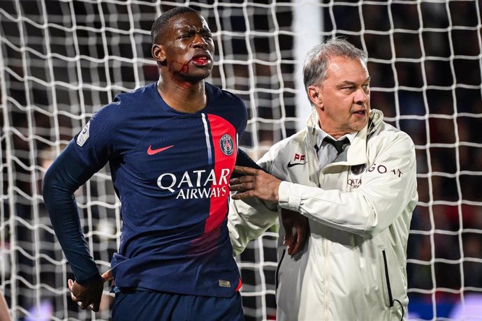 06 April 2024, France, Paris: PSG's Nordi Mukiele (L) is injured during the French Ligue 1 soccer match between Paris Saint-Germain (PSG) and Clermont Foot 63 at Parc des Princes Stadium. Photo: Matthieu Mirville/ZUMA Press Wire/dpa