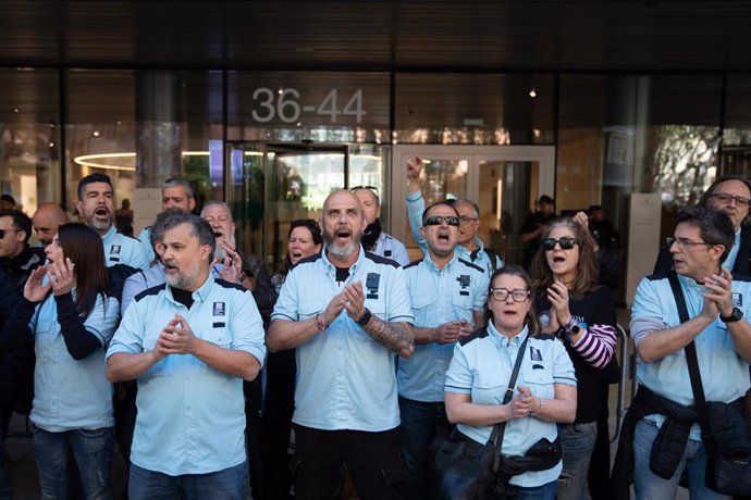 Funcionarios de prisiones protestan ante la Conselleria de Justicia de la Generalitat