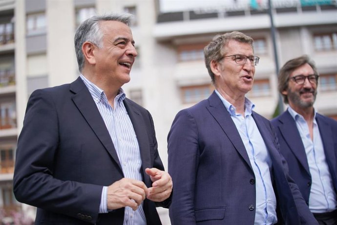 (I-D) El presidente del PP del País Vasco y candidato a lehendakari, Javier de Andrés; el presidente del PP, Alberto Núñez Feijóo, y el presidente del PP de Álava, Iñaki Oyarzábal, a su llegada a un acto de campaña electoral del PP vasco en el Museo Art