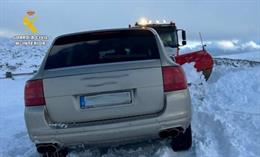Vehículo atrapado en la nieve en la Laguna de los Peces.