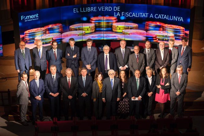 El president de Foment del Treball, Josep Sánchez Llibre, amb el grup d'experts del 'Llibre Verd'