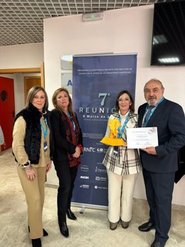 Responsables y especialistas del Hospital de Pozoblanco con el Premio al Mejor Hospital del Registro Nacional de Fracturas de Cadera.