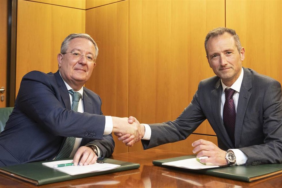 Director general de Caja Rural de Asturias, Antonio Romero y presidente de Asturgar SGR, David González.
