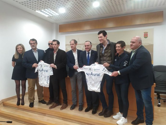 Presentación de los maillots de 'Aura Superación' que participará en la prueba Titan Desert de Marruecos.