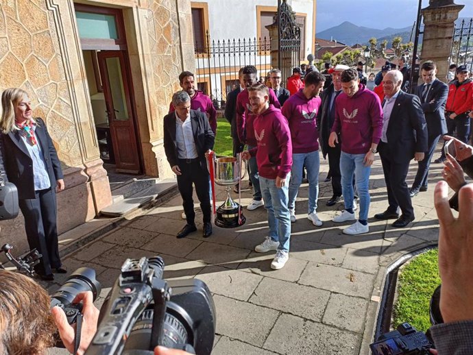 El capitán del Athletic, Iker Muniain, junto al entrenador, Ernesto Valverde, en la Casa de Juntas de Gernika