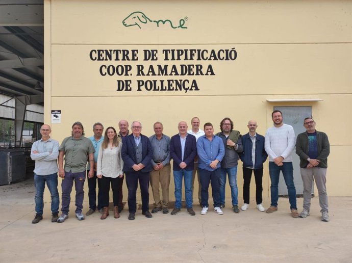 Los miembros de la Mesa Permanente del Consorcio a las puertas de la Cooperativa de Pollena