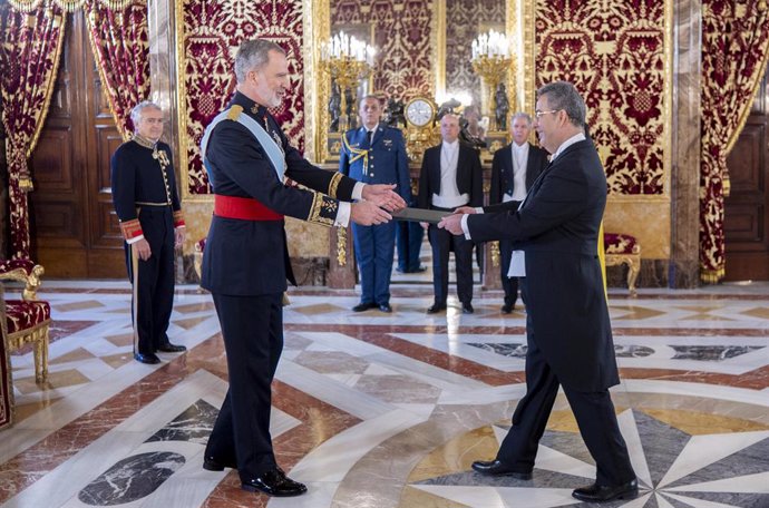 El Rey Felipe VI (i) recibe la carta credencial del embajador de Argelia, Abdelfetah Daghmoum (d), durante el acto de recibimiento de las cartas credenciales, en el Palacio Real, a 8 de abril de 2024, en Madrid (España). Las cartas credenciales son el doc