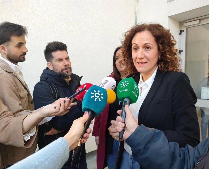 La secretaria general del CCOO-A, Nuria López, atiende a los periodistas.