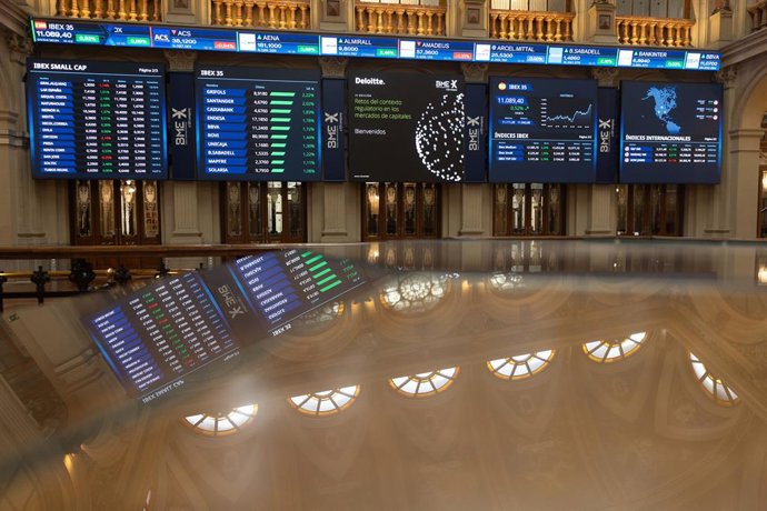 Paneles del Ibex 35 en el Palacio de la Bolsa, a 4 de abril de 2024, en Madrid (España). 