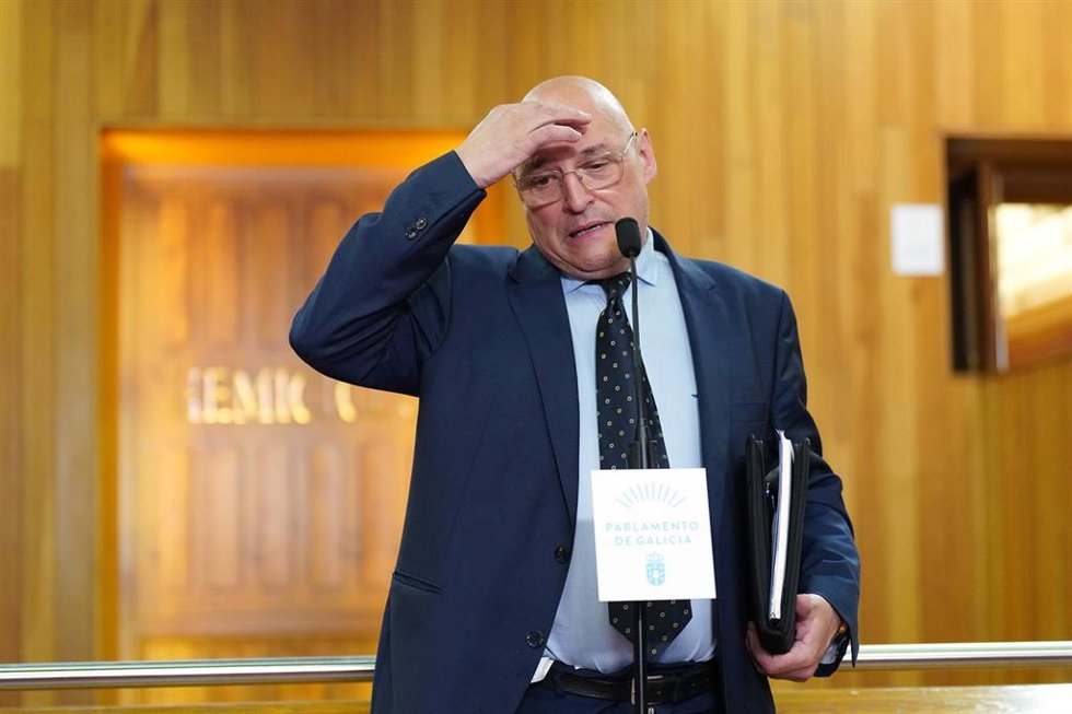 El diputado de Democracia Ourensana Armando Ojea interviene ante los medios tras el discurso de investidura del candidato del PP Alfonso Rueda