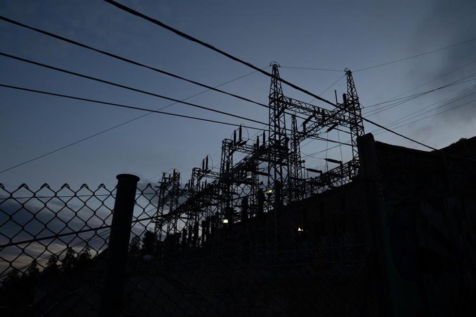 Archivo - Tendido eléctrico, a 31 de diciembre de 2022, en Barcelona, Cataluña (España)