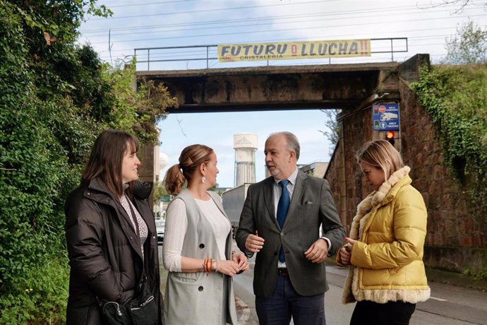 Gonzalo Centeno, diputado de Vox Asturias, y la portavoz en el Ayuntamiento de Avilés, Arancha Martínez Riola, a  las puertas de la factoría de Saint-Gobain en Avilés