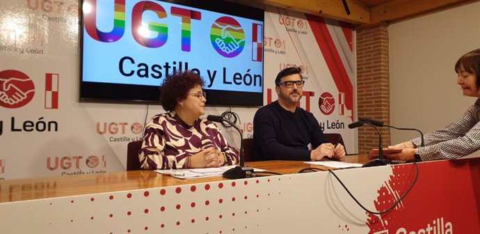 El responsable confederal del área LGTBI de UGT, Toño Abad y la secretaria ejecutiva de UGTCyL responsable del área LGTBI, Sonia González, este martes en rueda de prensa en la sede del sindicato en Valladolid
