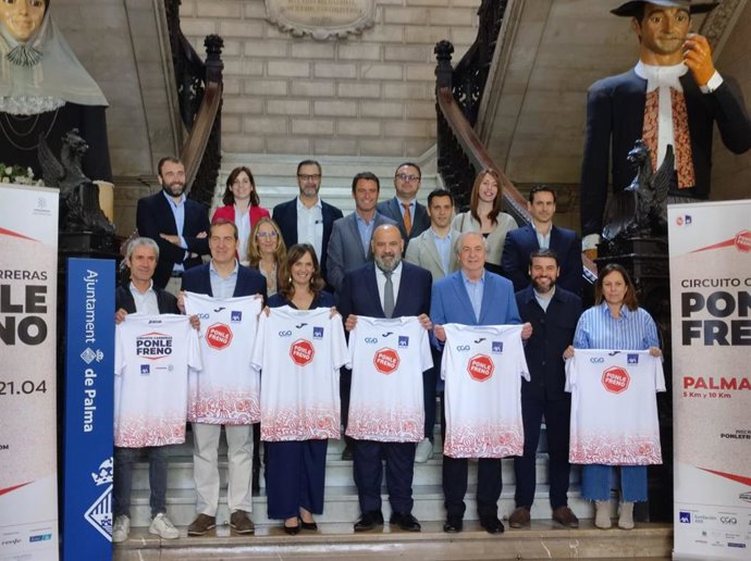 La responsable de Comunicación Circuito Carerras Ponle Freno, Natalia Rico, el director general del Centro de Estudios y Opinión Ponle Freno – AXA, Iñaki Lerga, el campeón del mundo de maratón, Martín Fiz, y el alcalde de Cort, Jaime Martínez.