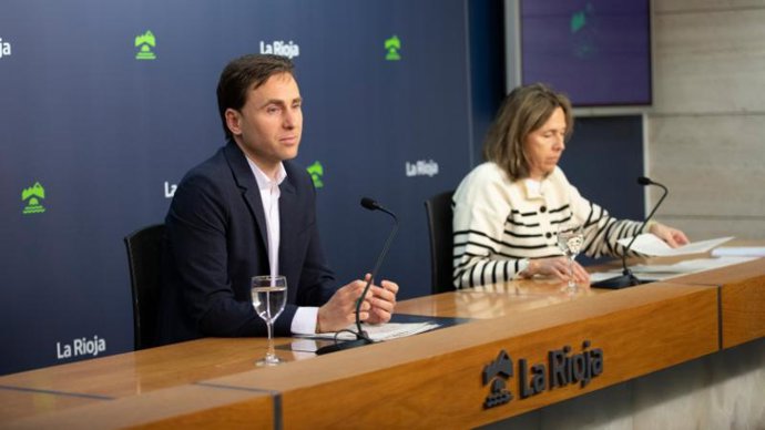 El consejero de Política Local, Infraestructuras y Lucha contra la Despoblación, Daniel Osés, acompañado de la directora general de Infraestructuras, Gema Álvarez