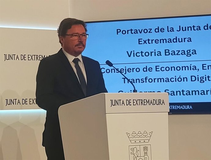 El consejero de Economía, Empleo y Transformación Digital, Guillermo Santamaría, en rueda de prensa tras el Consejo de Gobierno de la Junta de Extremadura
