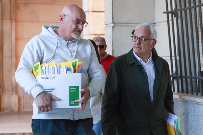 El expresidente de la Real Federación Española de Tenis, José Luis Escañuela, a la derecha de la imagen al llegar al juicio en su contra en la Audiencia de Sevilla