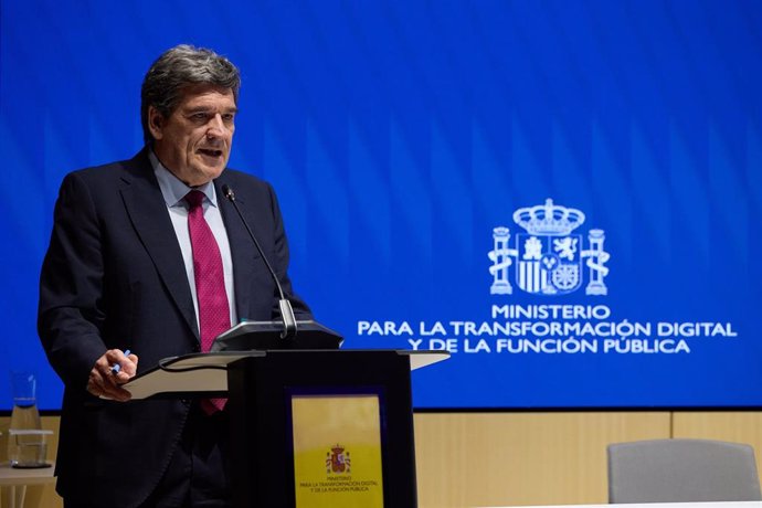 El ministro para la Transformación Digital y de la Función Pública, José Luis Escrivá, interviene durante un acto para impulsar la agenda nacional de IA y construir modelos en español, en la sede del Ministerio, a 5 de abril de 2024, en Madrid (España). E