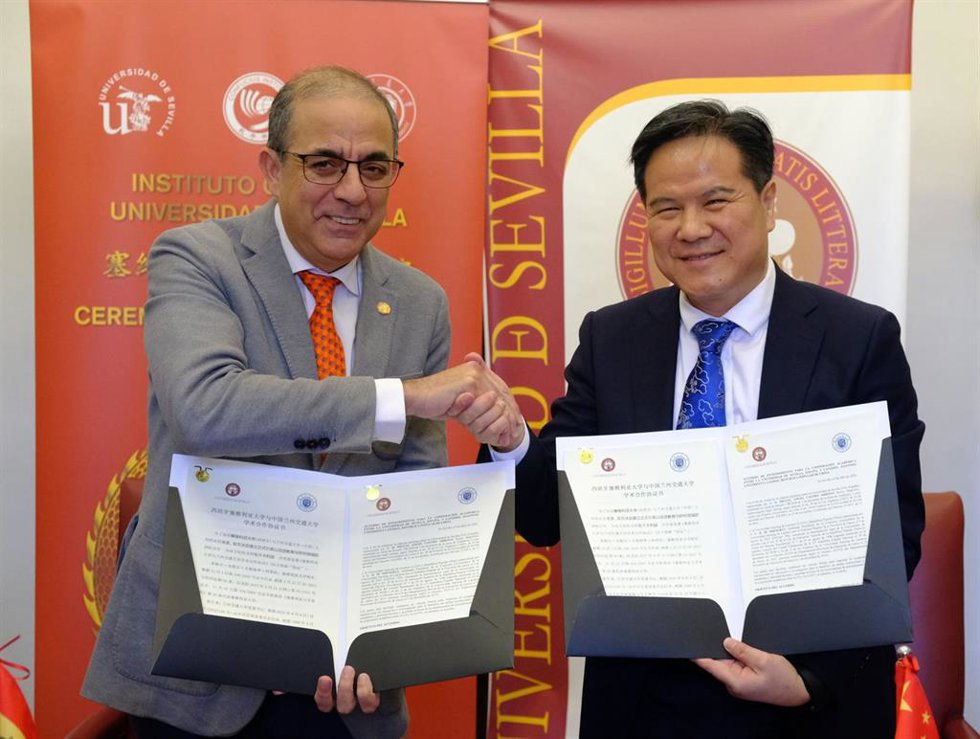 El rector Miguel Ángel Castro, con Di Shengkui, presidente del Consejo de Universidad de Lanzhou Jiaotong.