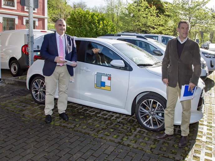 El consejero de Fomento, Ordenación del Territorio y Medio Ambiente, Roberto Media, entrega los nuevos coches de MARE.