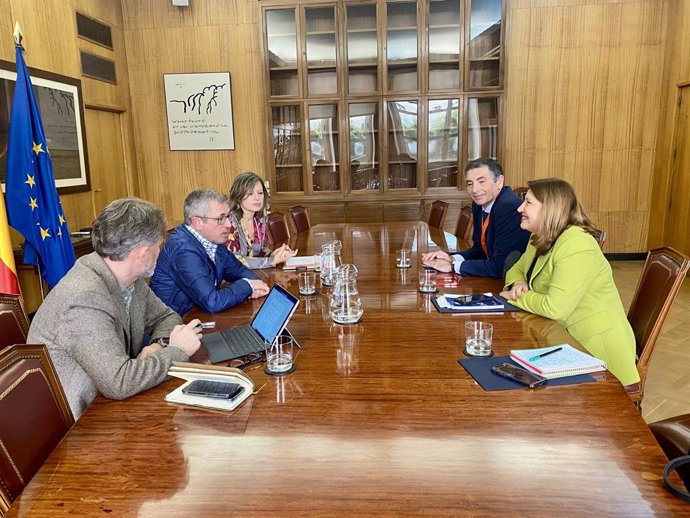 La consejera de Agricultura, Pesca, Agua y Desarrollo Rural, Carmen Crespo, ha mantenido en Madrid una nueva reunión bilateral con el secretario de estado de Medio Ambiente, Hugo Morán.