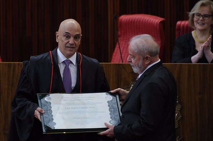 Archivo - December 12, 2022: BRASILIA/DF (BRAZIL), 12/12/2022 - DIPLOMATION / LULA / ELECTION / PRESIDENT - LULA AND ALEXANDRE DE MORAES at the graduation ceremony of Luiz Inacio Lula da Silva, elected president of Brazil in the last election, and his vic