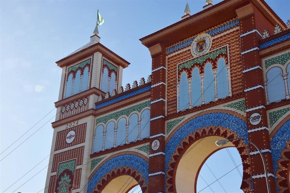 Archivo - La imagen de Cruzcampo está presente en la portada de la Feria por sus 120 años de historia.