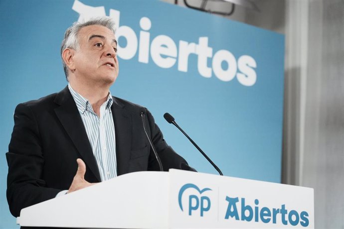 El presidente del PP vasco, Javier de Andrés, interviene en un mitin