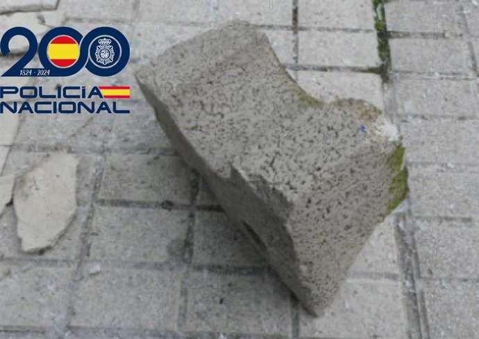 Bloque de hormigón utilizado para romper el escaparate de la tienda en Salamanca